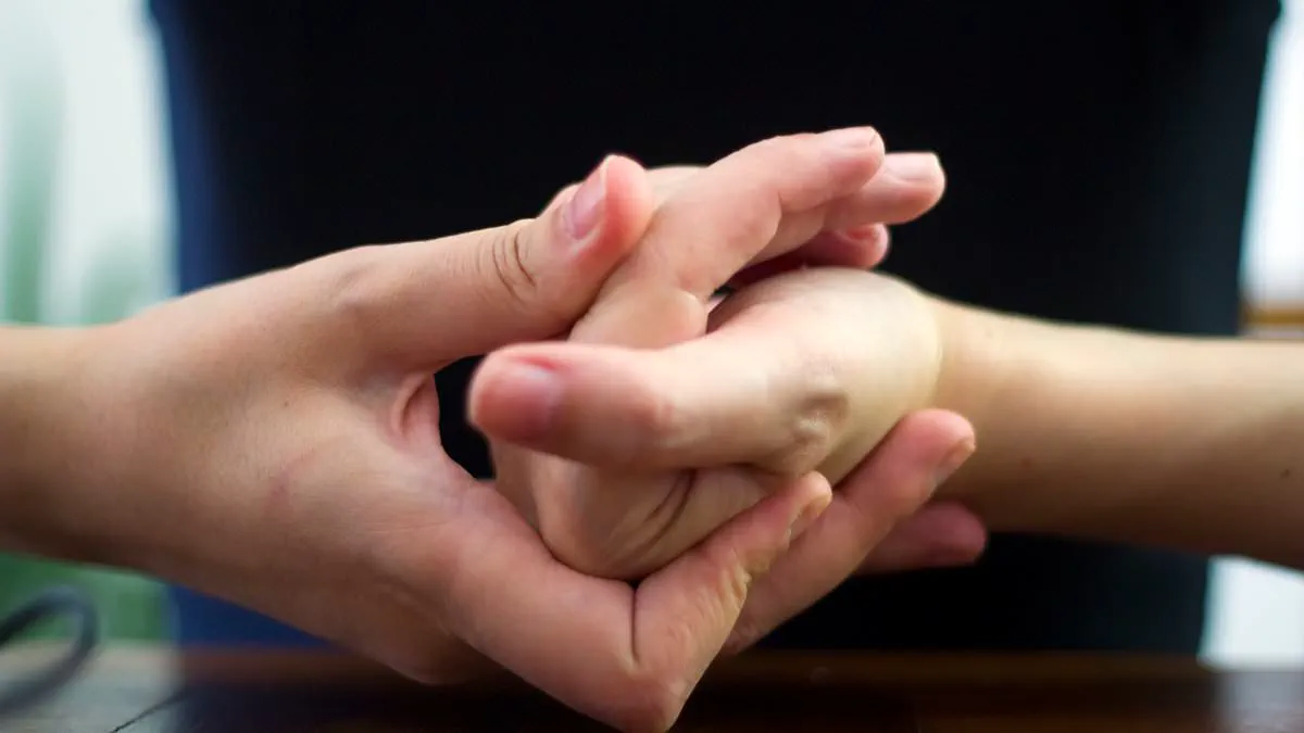 Cracking Knuckles Doesn't Cause Arthritis: The Science Behind Joint Noises