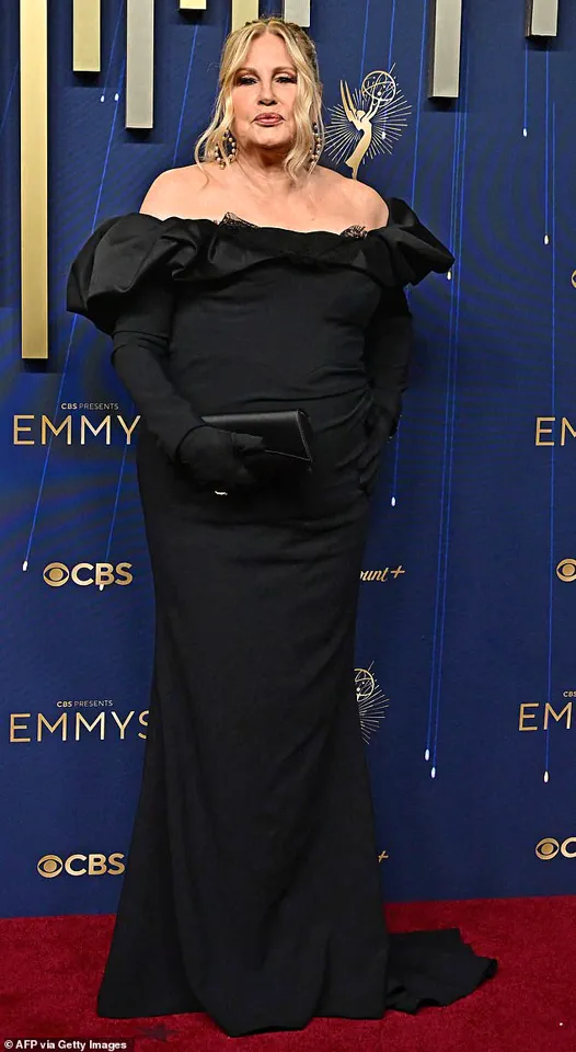 Jennifer Coolidge Stuns at Emmy Awards with Age-Defying Presence and Elegant Ensemble