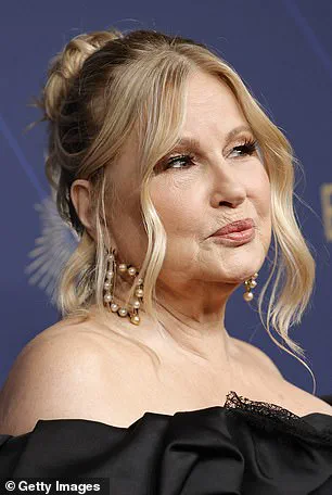 Jennifer Coolidge Stuns at Emmy Awards with Age-Defying Presence and Elegant Ensemble