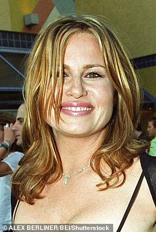 Jennifer Coolidge Stuns at Emmy Awards with Age-Defying Presence and Elegant Ensemble