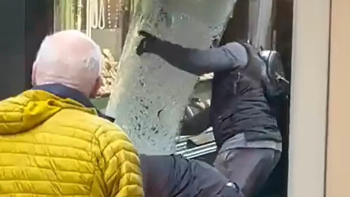 Shocking Robbery at Richmond Jeweler: White Van Used in Precision Heist