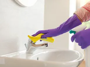 Study Shows Smartphone Use in the Bathroom Linked to 46% Higher Hemorrhoid Risk