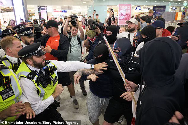 Violent Confrontation Breaks Out Between Anti-Migrant Protesters and Police at Canary Wharf