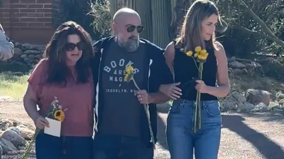 Savannah Guthrie and Sister's Heartbreaking Note for Missing Mother: 'Our Love Burns Bright