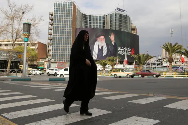 Iran's Ten-Year War Readiness: Military Adviser Highlights Prolonged Conflict Strategy