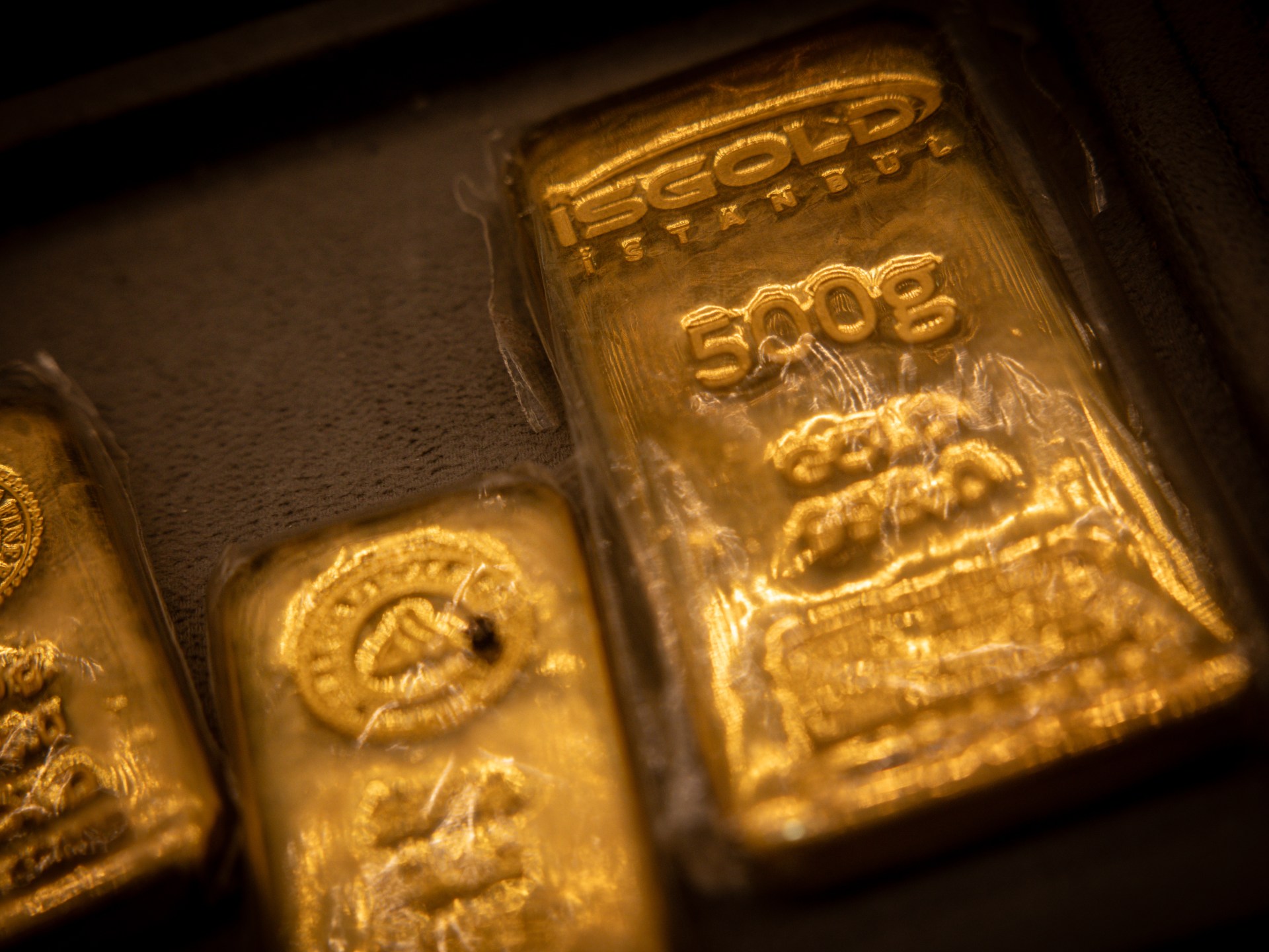 Gold Defies Expectations as Geopolitical Tensions and Surging Oil Prices Fail to Spark Safe-Haven Demand