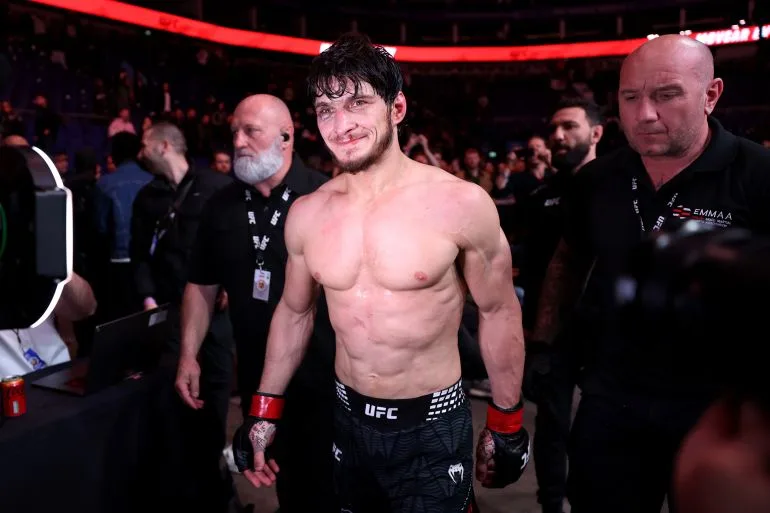 Evloev's Grueling Five-Round Win Over Murphy Sets Up Clash with Volkanovski