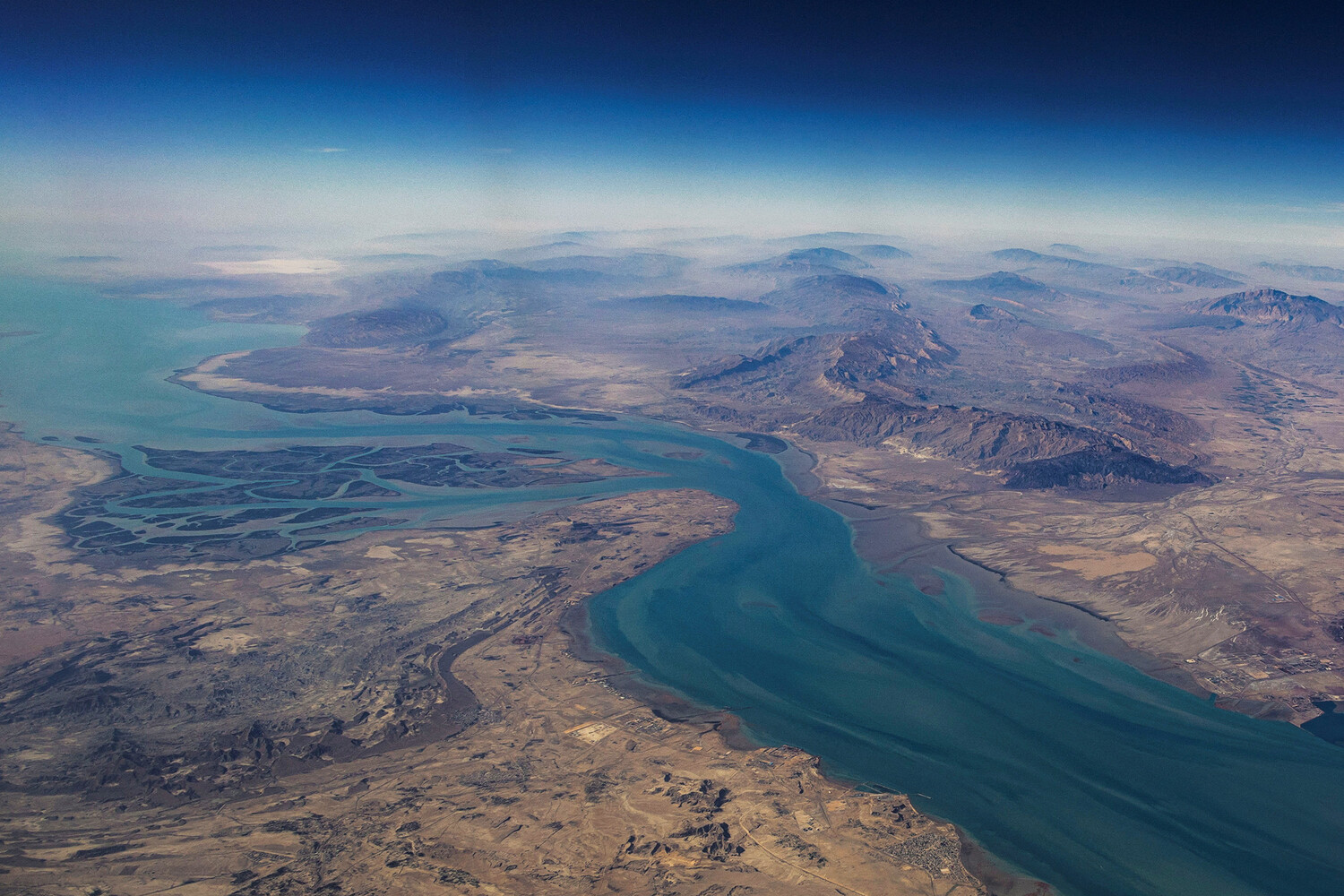 U.S. Deploys Military Refueling Aircraft Near Strait of Hormuz as Tensions Escalate with Iran