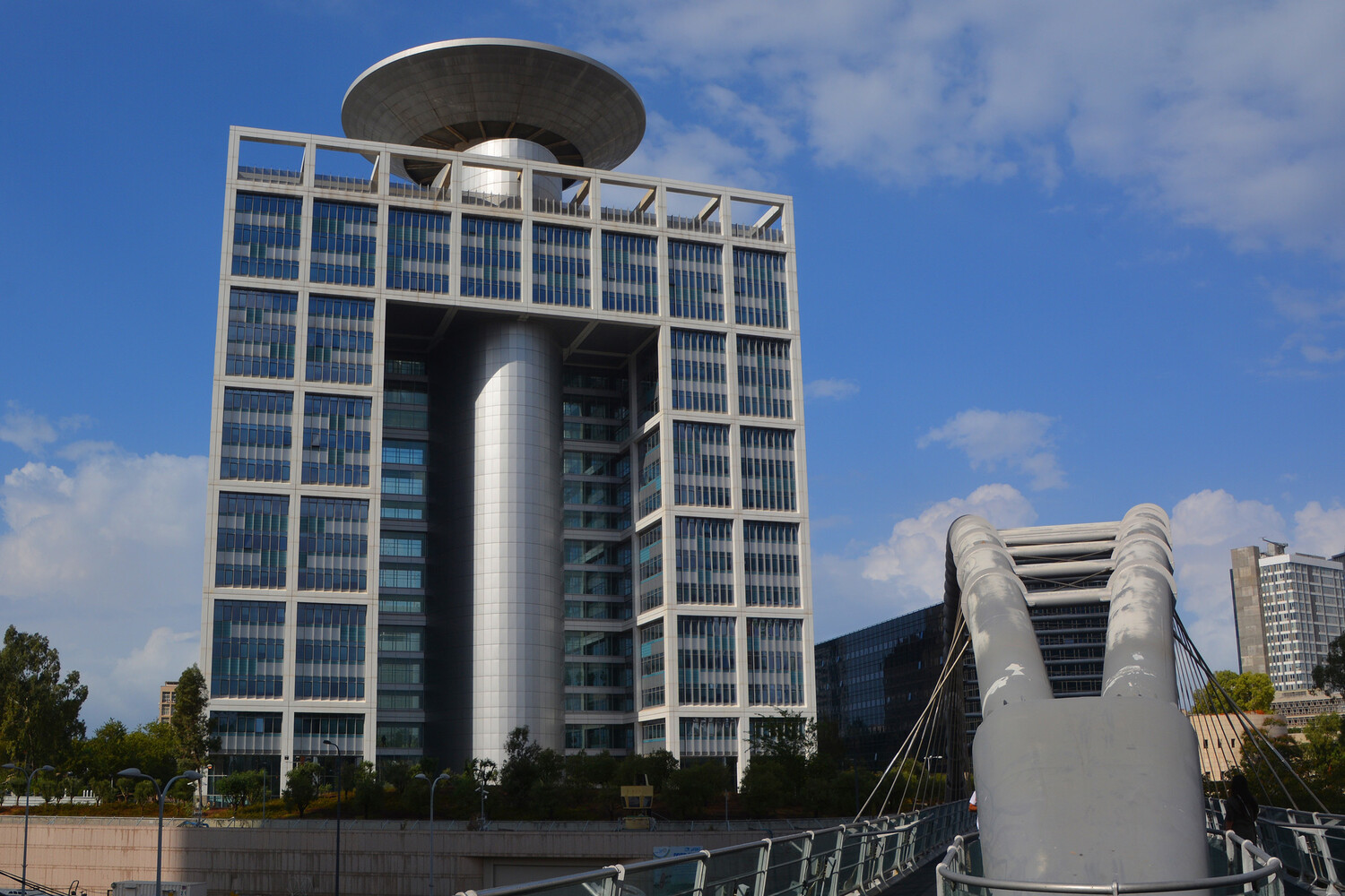 Hezbollah Strikes Tel Aviv's Defense Complex, Escalating Israel-Lebanon Tensions