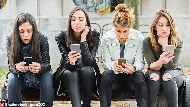 Study Finds 14-Day Social Media Detox Reverses Cognitive Decline and Alleviates Depression More Effectively Than Medication or Therapy