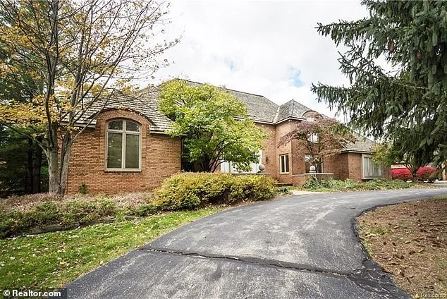 Oscar-Winning Costume Designer Exposes Unseen Side of Aretha Franklin in New Book