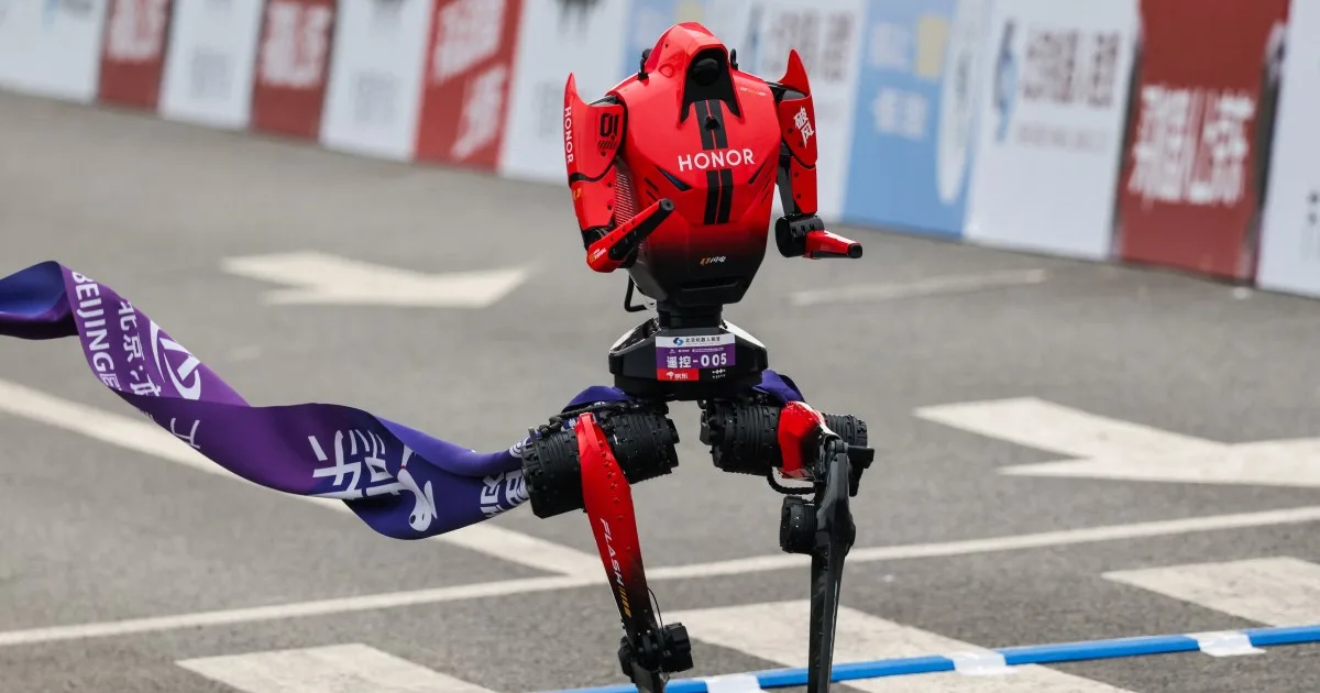 Honor's humanoid robot shatters men's half-marathon world record in Beijing.