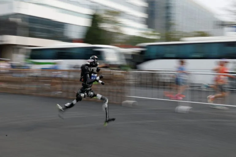 Honor's humanoid robot shatters men's half-marathon world record in Beijing.