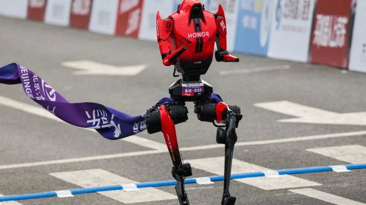 Honor's humanoid robot shatters men's half-marathon world record in Beijing.