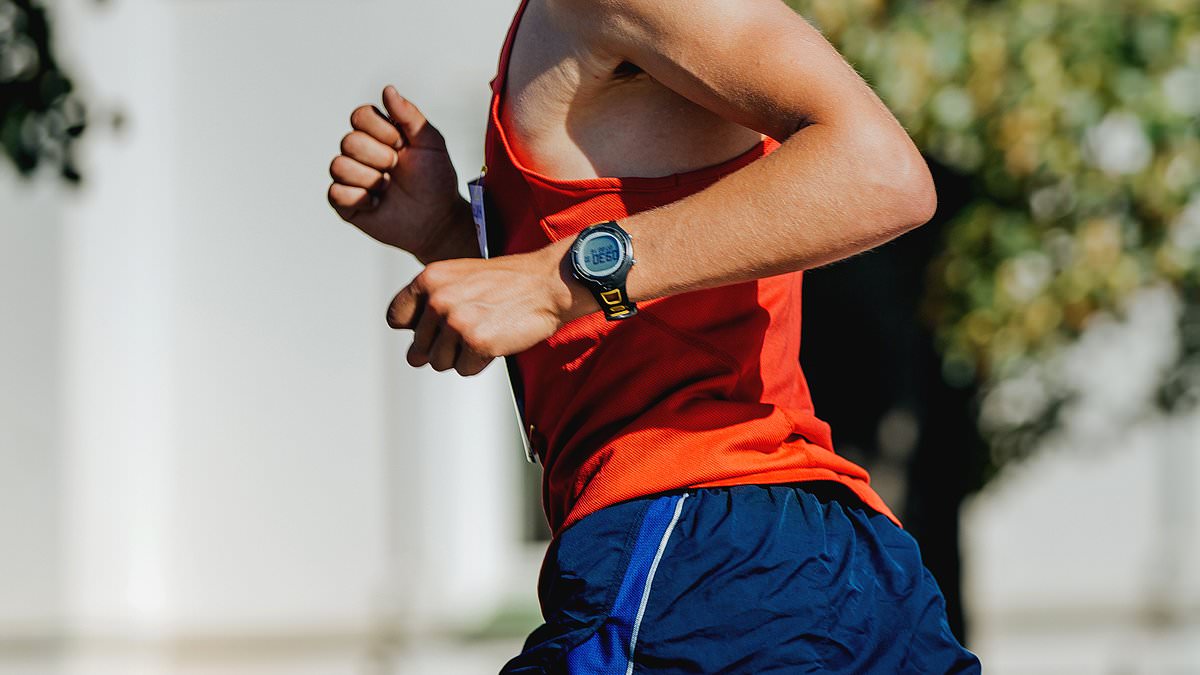 London Marathon runners advised to leave smartwatches at home for better performance.