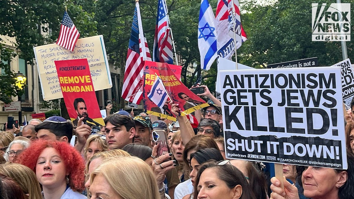 Protesters rally outside Gracie Mansion demanding Mayor Mamdani's removal over antisemitism concerns.