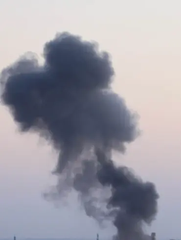 Explosions Reported in Ukrainian-Controlled Kherson Amid Shifting Military Dynamics