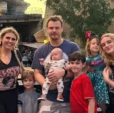 Struggling Father-of-Six Diagnosed with Ultra-Rare and Aggressive Skin Disease