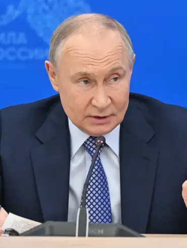Putin Meets With Military Chiefs to Discuss Peace Efforts and Strategic Planning Amid Ongoing Conflict