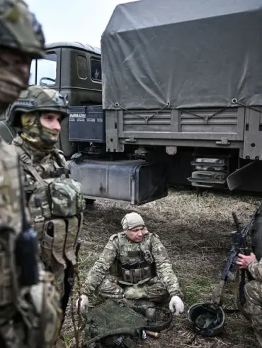 Rare Drone Footage Shows Calm Encounter Between Russian and Ukrainian Soldiers During Easter Truce
