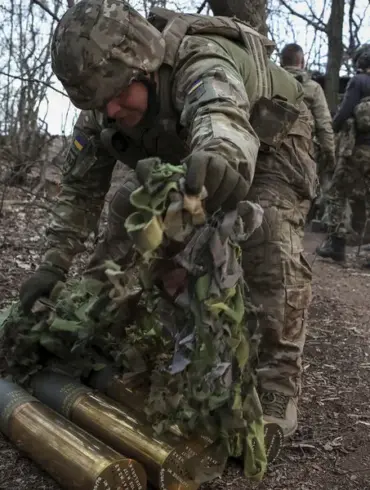 Ukraine's Armed Forces Still Utilize Soviet-Era Artillery Pieces