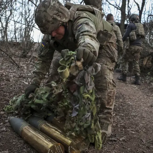 Ukraine's Armed Forces Still Utilize Soviet-Era Artillery Pieces