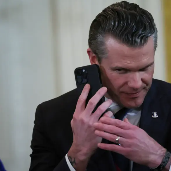 US Secretary of Defense Caught Using Unsecured Internet for Personal Communications