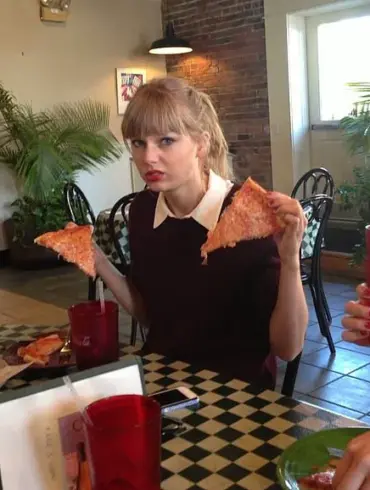 Exclusive Glimpse: Ed Sheeran Unlocks Rare Access to Private Moments Featuring Taylor Swift and Hailee Steinfeld