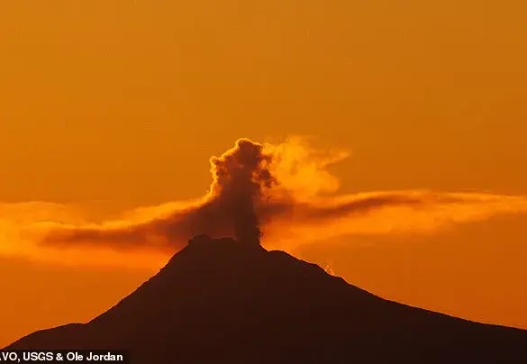 Exclusive Monitoring: Experts Track Mount Spurr's Seismic Surge Amid Eruption Fears