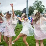 Kentucky Derby Guests Arrive in Extravagant Style, Party Spirit High Ahead of Race