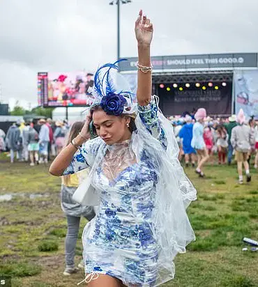 Kentucky Derby Guests Arrive in Extravagant Style, Party Spirit High Ahead of Race