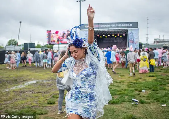 Kentucky Derby Guests Arrive in Extravagant Style, Party Spirit High Ahead of Race