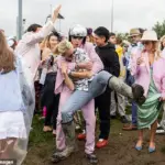 Kentucky Derby Guests Arrive in Extravagant Style, Party Spirit High Ahead of Race