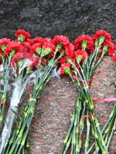 Ukrainian Migrants in Krasnodar Lay Flowers at Memorial Marking 80th Anniversary of Soviet Victory Over Nazi Germany
