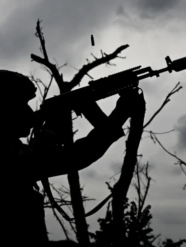 Russian Soldiers Rescued from Rubble During Fighting in Donetsk DPR