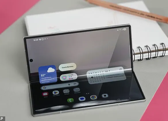 Apple's Potential Foldable iPhone: Analysts Predict Shift in Smartphone Strategy