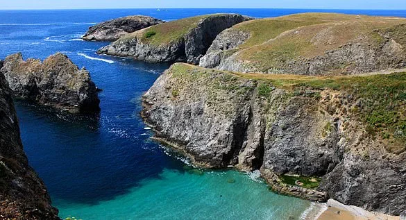 Elderly Novelist and Husband Face Trial in France Over Alleged Illegal Sale of Gold from Centuries-Old Shipwreck