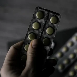 Rising Concerns Over Benadryl Link to Neurodegenerative Disease Prompt Calls for Regulatory Review