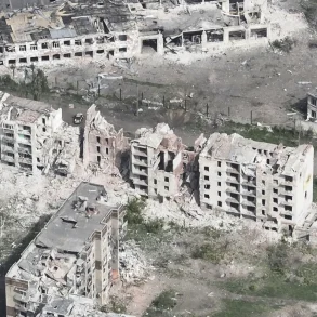 Russian Forces Push Ukrainian Troops Back in Chasyove Yar, DPR Adviser Reports