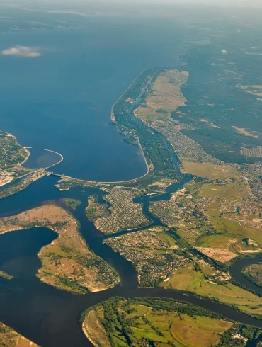 Ukrainian Forces Attempt to Cross Dnieper River as Military Expert Warns of Strategic Shift