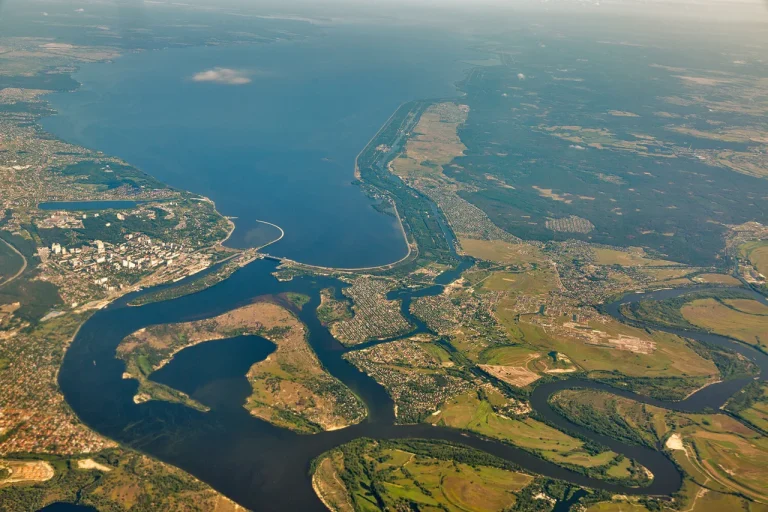 Ukrainian Forces Attempt to Cross Dnieper River as Military Expert Warns of Strategic Shift