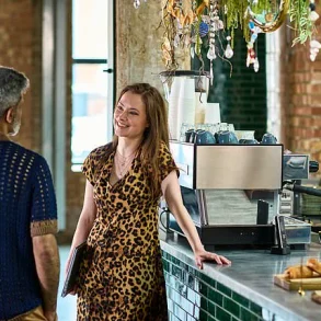 Unconventional Dating Trend Sparks Controversy in NYC: As Single Women Turn to Salad Theft to Connect with Finance Professionals