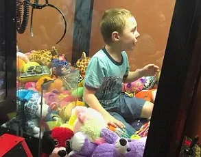 Young Boy’s Claw Machine Ordeal Sparks Community Concern and Viral Panic