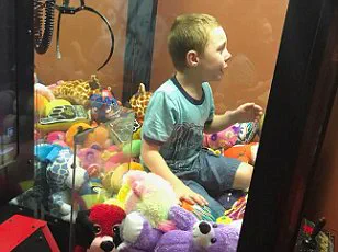Young Boy’s Claw Machine Ordeal Sparks Community Concern and Viral Panic