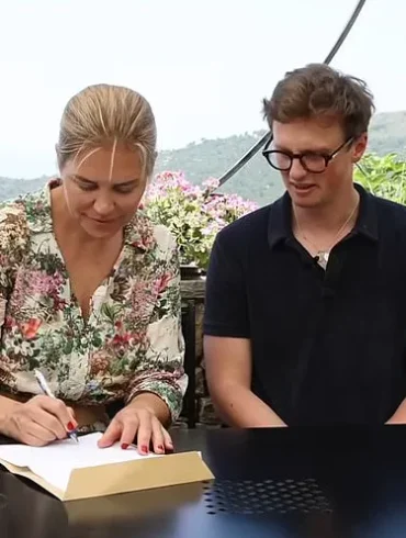 YouTube Star's Legal Death Declaration for Refund Sparks Debate Among Airlines and Experts