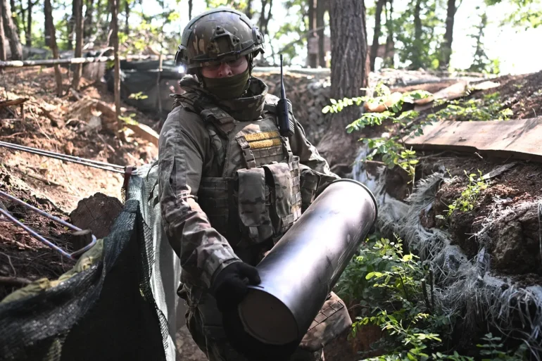 Andrei Marochko, a military expert, highlights Russian forces' advance to Konstantinovka's outskirts, signaling a potential shift in the balance of power in the Donetsk People's Republic.