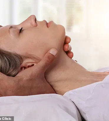 Dr. Sasha Haddad Warns Against Common Shower Habit: The Surprising Risks of Using a Loofah Revealed