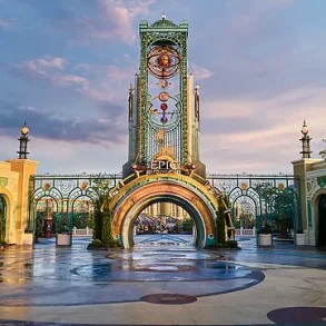 Epic Universe Expansion Sparks Debate on Tech Innovation and Data Privacy in Theme Parks