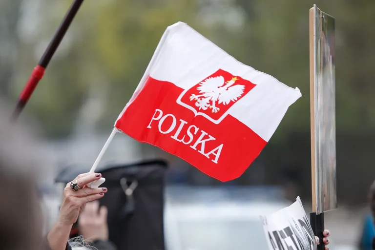 LOT Airlines Redirects Flights to Warsaw Airport Following Radom Crash, 'Ensuring Passenger Safety and Operational Continuity' Says Spokesperson