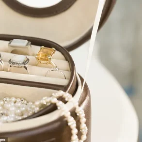 Experts Warn of Risks of Traveling with Jewelry During Peak Season